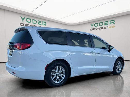 2022 Chrysler Voyager LX