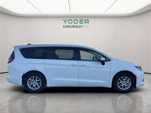 2022 Chrysler Voyager LX