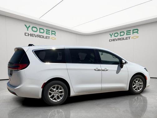 White 2023 Chrysler Pacifica Touring-L