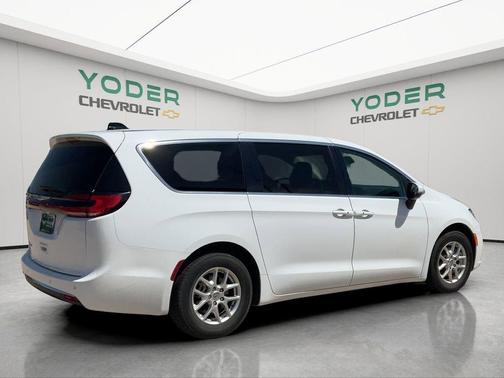 White 2023 Chrysler Pacifica Touring-L