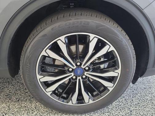 Gray Metallic 2022 Ford Escape SEL