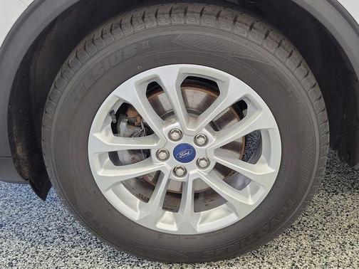 Oxford White 2020 Ford Escape SE
