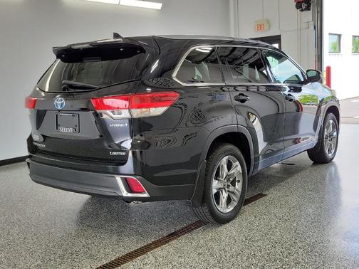 Midnight Black Metallic 2018 Toyota Highlander Hybrid Limited Platinum