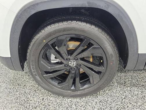 Pure White 2022 Volkswagen Atlas 2.0T SE
