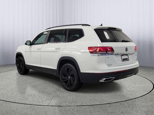 Pure White 2022 Volkswagen Atlas 2.0T SE