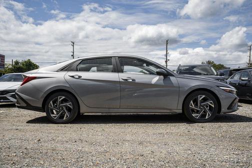 2025 Hyundai ELANTRA Limited