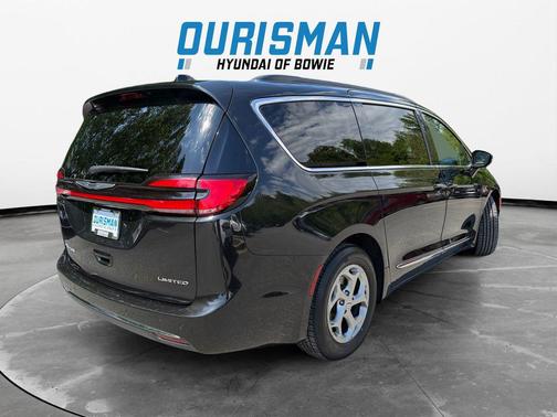 Brilliant Black Crystal Pearlcoat 2023 Chrysler Pacifica Limited