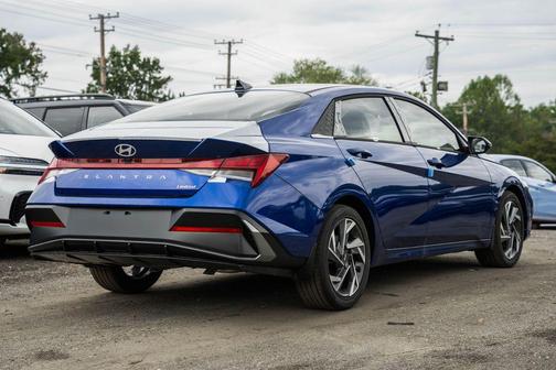 2025 Hyundai ELANTRA Limited