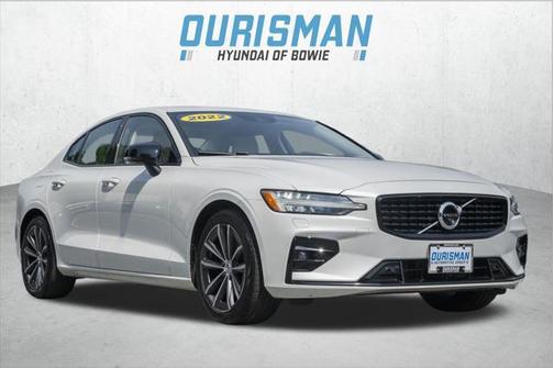 2022 Volvo S60 T5 Momentum