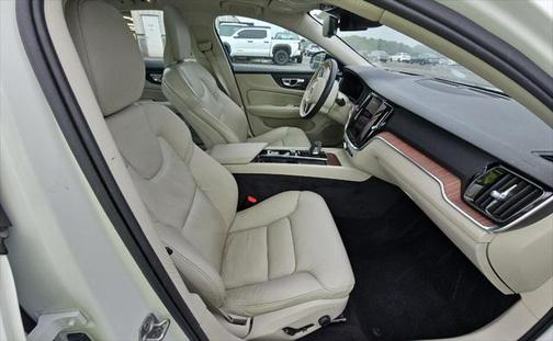 2022 Volvo S60 T5 Momentum