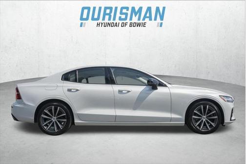 2022 Volvo S60 T5 Momentum