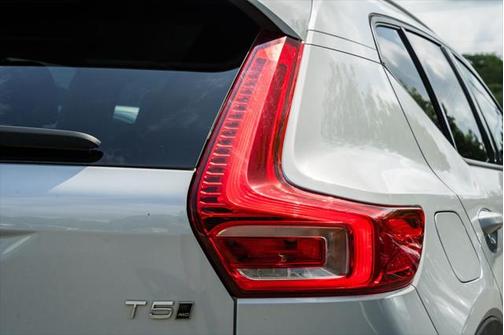 2022 Volvo XC40 T5 Momentum