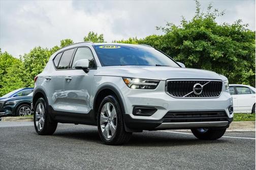 2022 Volvo XC40 T5 Momentum
