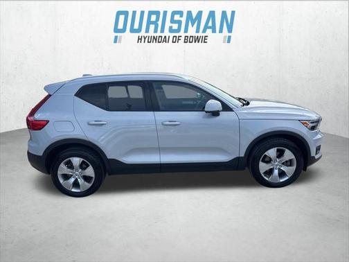 2022 Volvo XC40 T5 Momentum