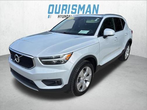 2022 Volvo XC40 T5 Momentum