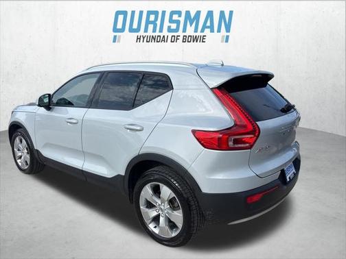 2022 Volvo XC40 T5 Momentum