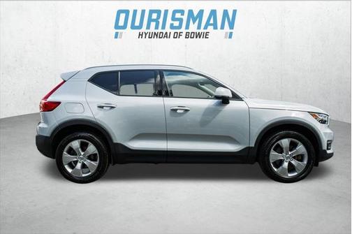 2022 Volvo XC40 T5 Momentum