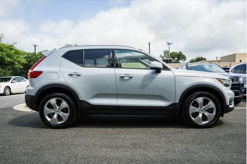 2022 Volvo XC40 T5 Momentum