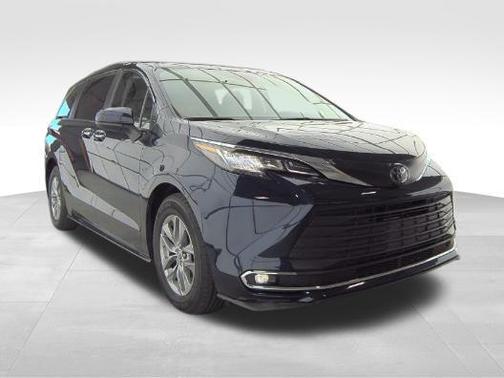 2022 Toyota Sienna XLE 8 Passenger