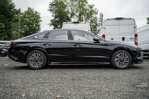2025 Hyundai SONATA Hybrid SE
