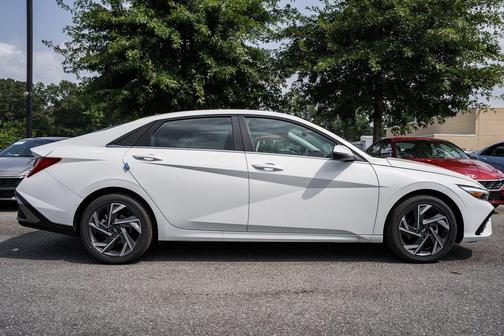 2025 Hyundai ELANTRA Limited
