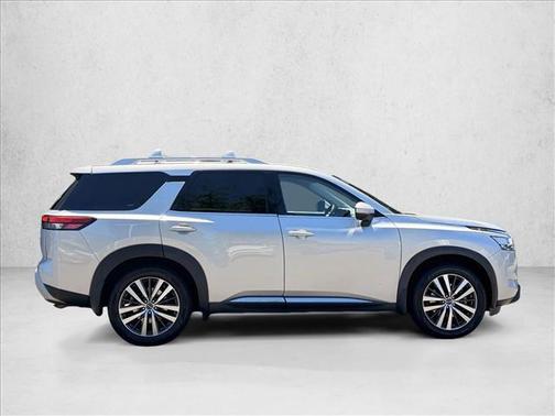 Brilliant Silver Metallic 2022 Nissan Pathfinder Platinum 4WD