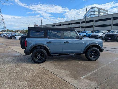 Azure Gray Metallic Tri-Coat 2023 Ford Bronco Black Diamond