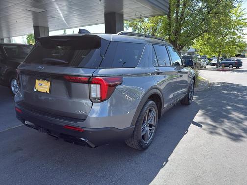 CARBONIZED GRAY METALLIC 2025 Ford Explorer ST-Line