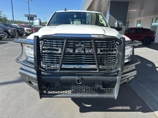 2024 RAM 3500 Laramie Crew Cab 4x4 8' Box