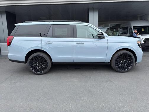 GLACIER GRAY MET TRI-COAT 2026 Ford Expedition Platinum