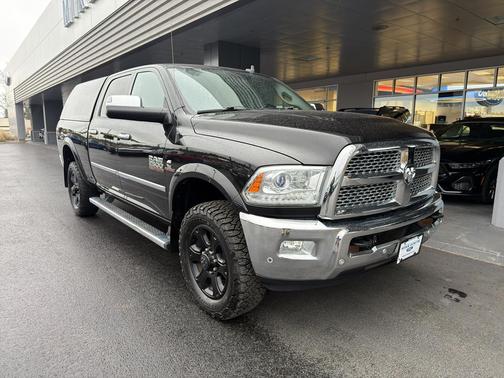 Brilliant Black Crystal Pearlcoat 2017 RAM 2500 Laramie Crew Cab 4x4 6'4' Box