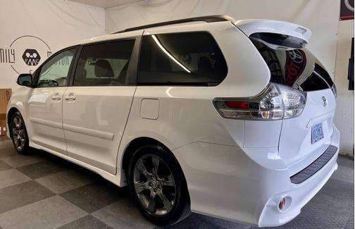 Super White 2012 Toyota Sienna SE
