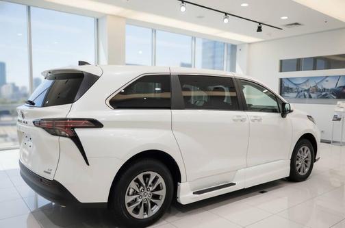2022 Toyota Sienna LE