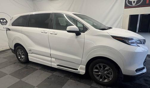 2022 Toyota Sienna LE