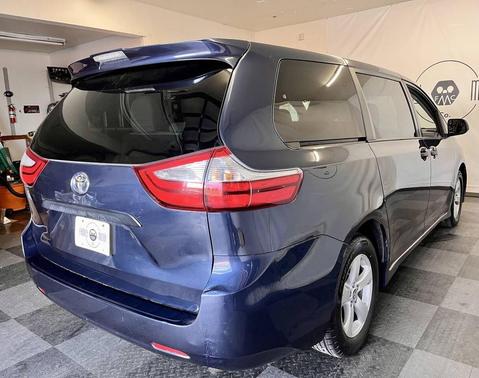 2019 Toyota Sienna SE