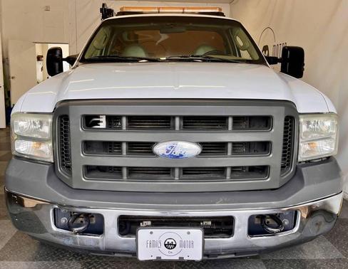 Oxford White Clearcoat 2005 Ford F-350 4X2 2dr Regular Cab 137 in. WB