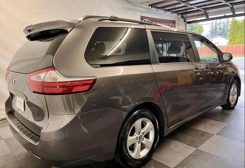 2018 Toyota Sienna LE