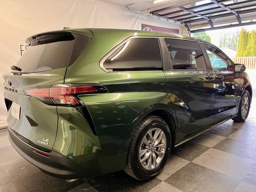 2021 Toyota Sienna LE