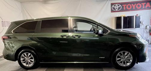2021 Toyota Sienna LE
