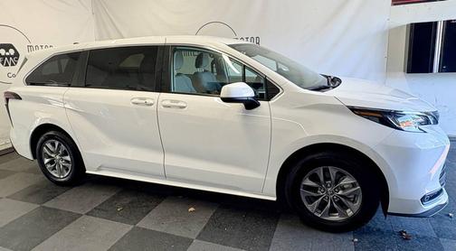 2022 Toyota Sienna LE