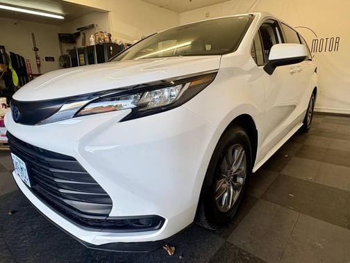 2022 Toyota Sienna LE