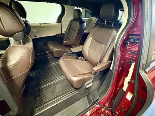 2022 Toyota Sienna Platinum