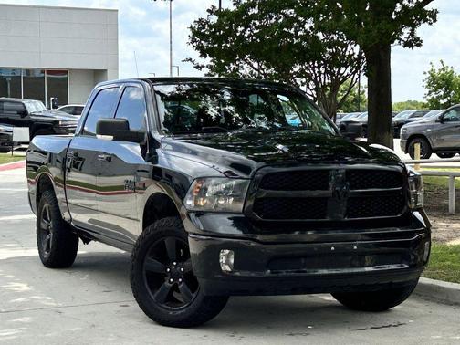 Brilliant Black Crystal Pearlcoat 2018 RAM 1500 Big Horn