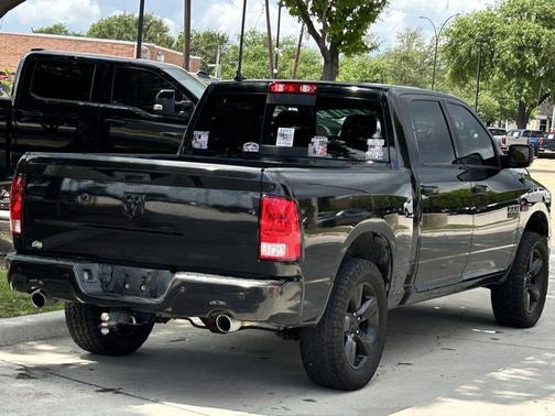 Brilliant Black Crystal Pearlcoat 2018 RAM 1500 Big Horn