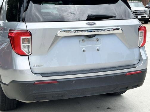 Iconic Silver Metallic 2022 Ford Explorer XLT