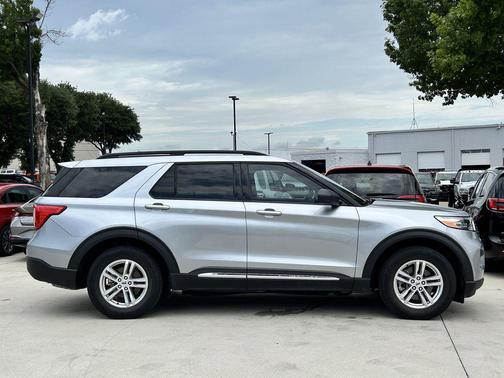 Iconic Silver Metallic 2022 Ford Explorer XLT