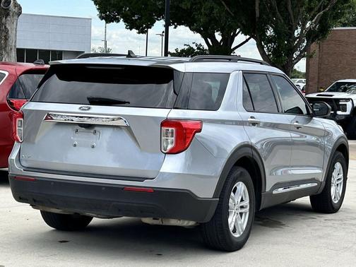 Iconic Silver Metallic 2022 Ford Explorer XLT