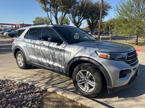 Iconic Silver Metallic 2022 Ford Explorer XLT