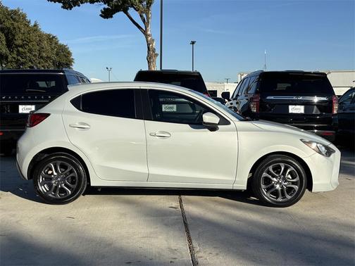 2020 Toyota Yaris Sedan LE