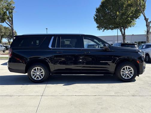 2023 Chevrolet Suburban LT